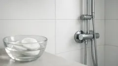 Schwarze Flecken auf Silikonfugen entfernen: der Essig-Über-Nacht-Trick ohne Schrubben