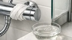 Mit dem Essig-Toilettenpapier-Trick Kalk im Bad entfernen – so klappt’s ohne Schrubben