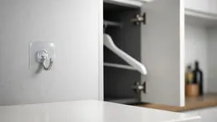 Dieser Kleiderbügel-Trick schafft sofort Platz: Küchenpapier clever aufhängen statt hinstellen