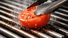 Grillrost-Trick mit Tomate: So klebt Fleisch und Gemüse nicht mehr am Rost