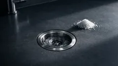 Abfluss verstopft? So löst du leichte Verstopfungen mit Salz und heißem Wasser