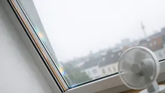 Strom aus dem Fenster: Wie transparente Solarfenster Umgebungslicht in Energie verwandeln